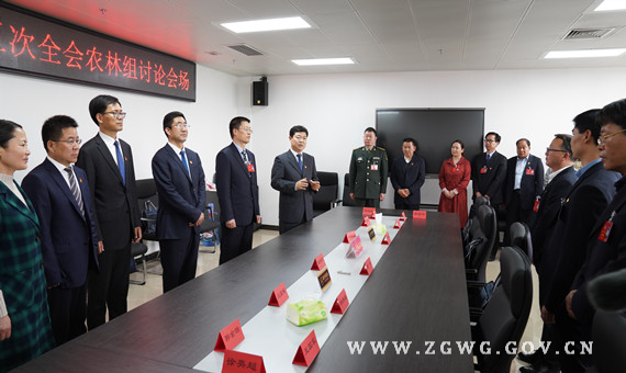 市四大班子領導親切看望“兩會”代表和委員.jpg