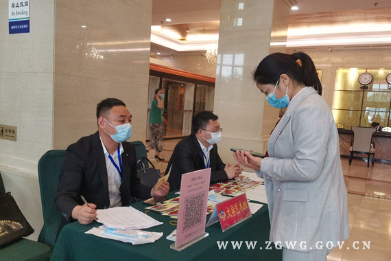 政協(xié)委員向大會報(bào)到 凝聚共識再譜新篇_副本.jpg