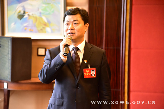 市領(lǐng)導(dǎo)看望參加“兩會”的代表委員_副本.jpg