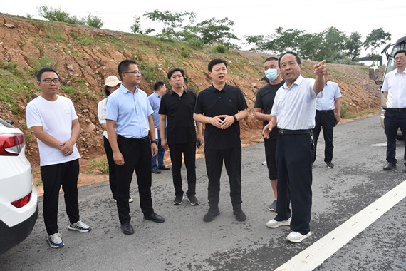 劉文祥實地調研國省干道和“四好農村路”建設工作 (2)_副本.jpg